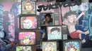 Pengunjung foto di dekat intalasi pameran karakter Juki  di Sarinah Jakarta Jumat (10/6/2022). Pameran digital painting bertajuk "Si Juki In  Painting Universe" merupakan eksperimen Faza dalam mengeksplorasi seni Digital Painting dan apresiasi terhadap karya-karya seni rupa yang melegenda. (merdeka.com/Imam Buhori)