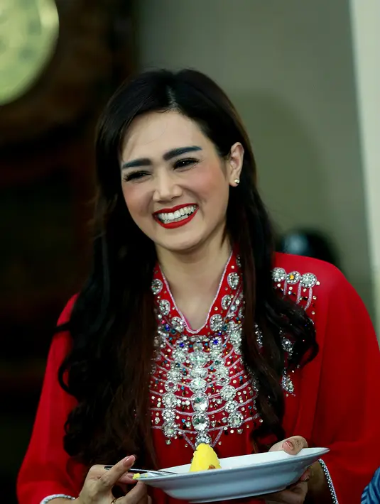 Mulan yang saat itu genap berusia 36 tahun merasa sangat bahagia karena bersyukur bisa berbagi bersama orang-orang yang lebih membutuhkan.  (Wimbarsana Kewas/Bintang.com) 