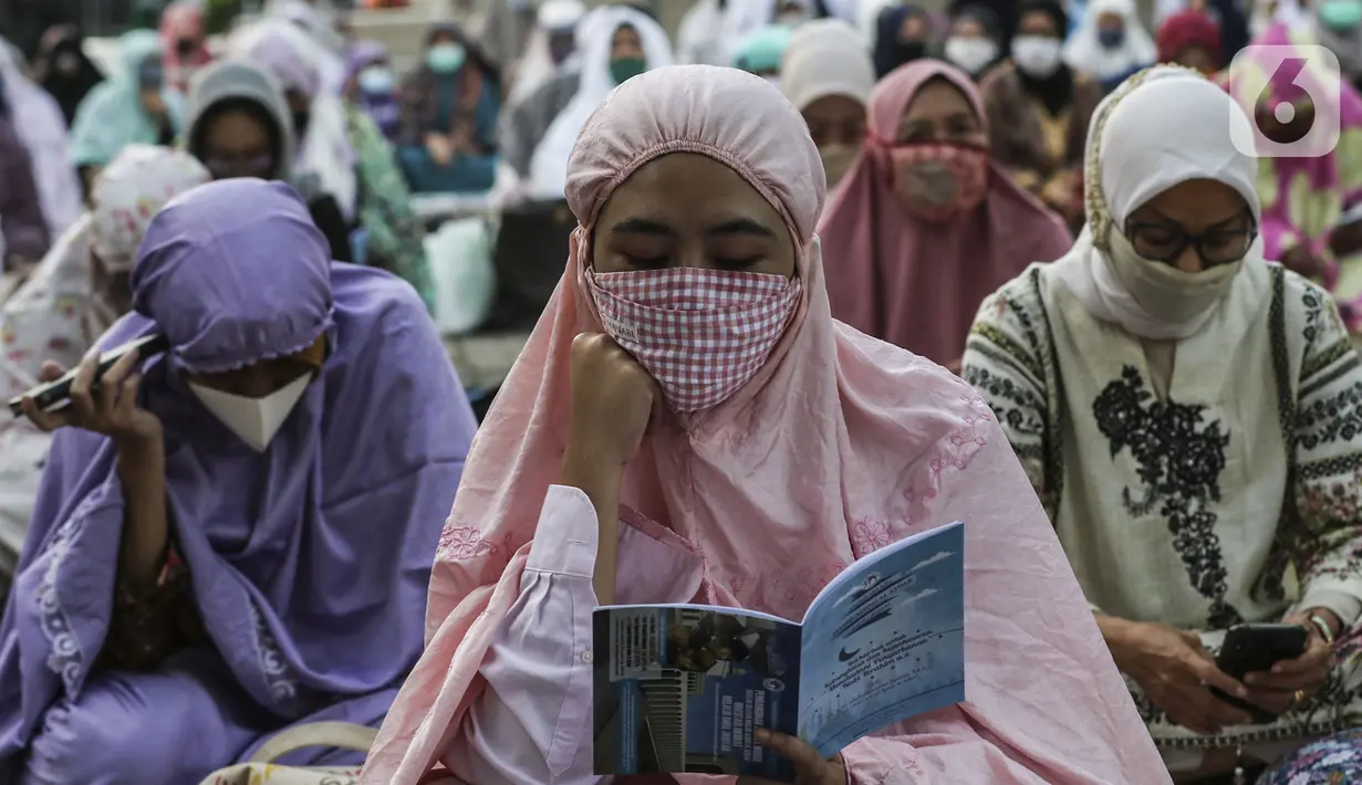 Jemaah mengenakan masker saat salat Idul Adha 1441 H di Masjid Al-Azhar, Jakarta, Jumat (31/7/2020). Pelaksanaan salat Id dilakukan secara berjemaah di masjid atau lapangan dengan menerapkan protokol kesehatan, seperti mengenakan masker dan menjaga jarak. (Liputan6.com/Johan Tallo)