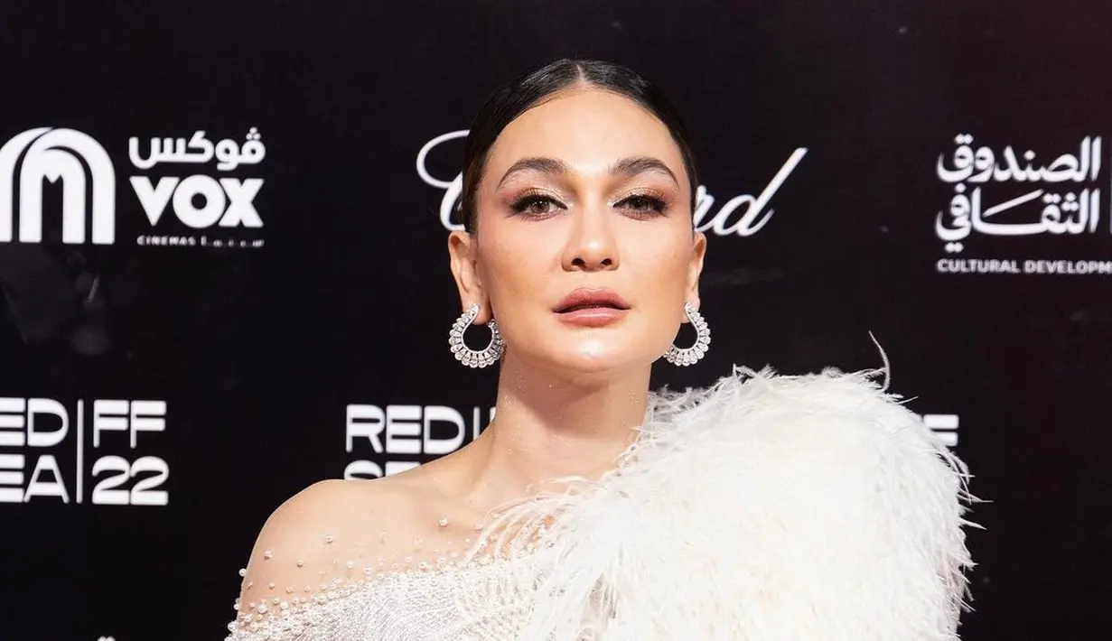 Luna Maya mengenakan gaun putih bertema bulu rasfur yang membuatnya makin anggun. Kostum bernuansa putih tersebut sukses membuatnya tampil elegan. Meski jadi pusat perhatian, namun Luna Maya justru punya perhatiannya tersendiri. (Liputan6.com/IG/@lunamaya).