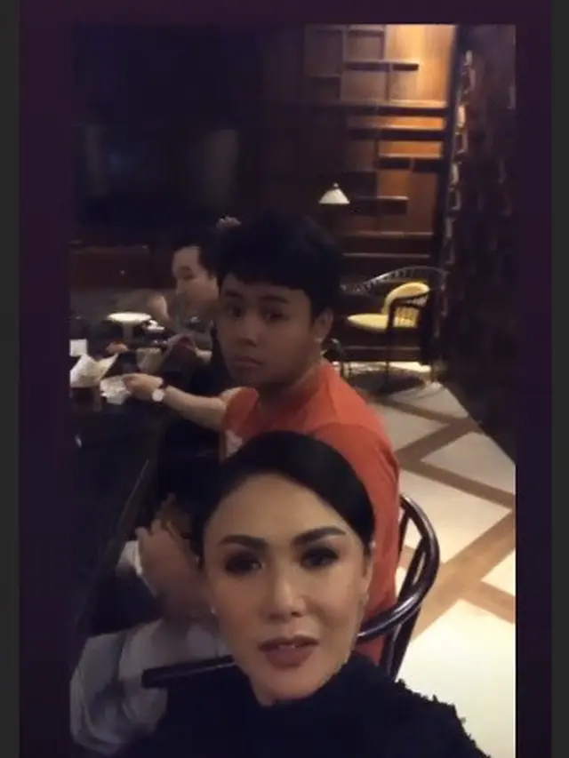 6 Momen Perayaan Kelulusan Putra Yuni Shara, Makan Malam Bareng Mantan Suami