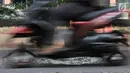 Pengendara motor melintas di jalan rusak yang berada di kawasan Kelapa Gading, Jakarta, Rabu (5/9). Permasalahan jalan rusak dan berlubang di kawasan tersebut hingga kini belum juga teratasi. (Merdeka.com/Iqbal S. Nugroho)