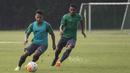 Pemain Timnas Indonesia U-22, Yabes Roni Malaifani, berusaha mengejar rekannya Gian Zola saat latihan di Lapangan SPH Karawaci, Tangerang, Minggu (7/5/2017). (Bola.com/Vitalis Yogi Trisna)
