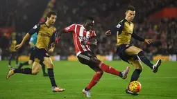 Pemain Southampton, Sadio Mane, berusaha melewati bek Arsenal, Laurent Koscielny, pada laga Liga Inggris. Meski penguasaan bola 56 persen namun The Gunners tetap kalah. (Reuters/Alan Walter)