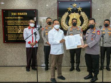 Izin pelaksanaan BRI Liga 1 langsung diserahkan oleh Kapolri Lestyo Sigit Prabowo kepada Menpora Zainudin Amali yang berlangsung di Mabes Polri pada Senin, 23 Agustus 2021. (Foto: Dok. Humas Kemenpora)