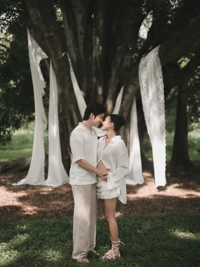 Serasi Berbusana Putih, Angga Yunanda dan Shenina Cinnamon Rayakan Calon Putra Pertama