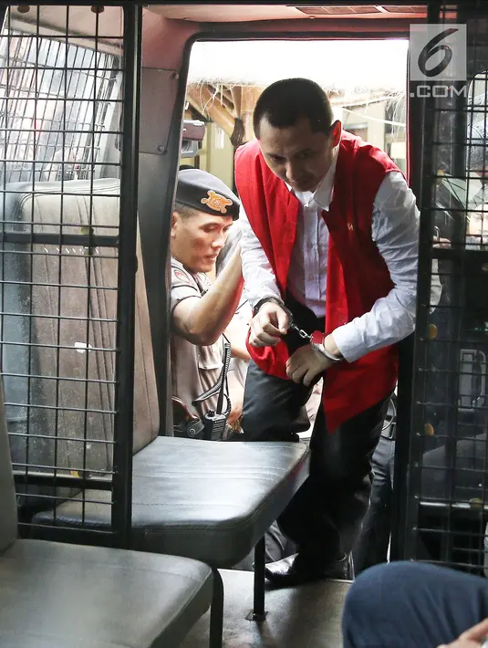 Terdakwa kasus First Travel Andika Surachman memasuki mobil tahanan usai menjalani sidang di PN Depok, Jawa Barat, Rabu (30/5). Mereka juga didenda 10 miliar rupiah subsider 8 bulan penjara. (Liputan6.com/Herman Zakharia)