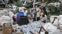 Pemulung saat memilah barang hasil pungutan di Jakarta, Minggu (18/10/2020). Institute for Development of Economics and Finance (Indef) memproyeksikan jumlah penduduk miskin naik 1,63 juta jiwa atau 0,56 persen selama masa pandemi Covid-19. (merdeka.com/Iqbal S. Nugroho)