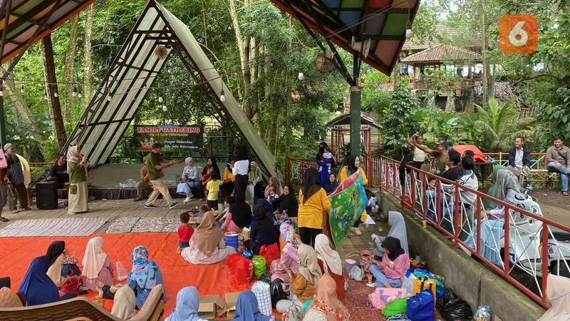 Wisatawan menggelar papajar di Aku Cantik Villa Sukabumi (Liputan6.com/Fira Syahrin).Wisatawan menggelar papajar di Aku Cantik Villa Sukabumi (Liputan6.com/Fira Syahrin).