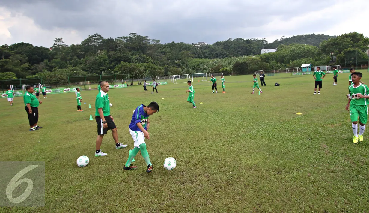 Sembilan anak yang terpilih dalam MILO Camp akan mendapatkan pelatihan mengenai teknik dasar sepak bola pada 18-23 April 2016 untuk mengasah mental dan kemampuan menjadi pemain sepak bola, Jawa Barat, Senin (18/4). (Liputan6.com/Immanuel Antonius)