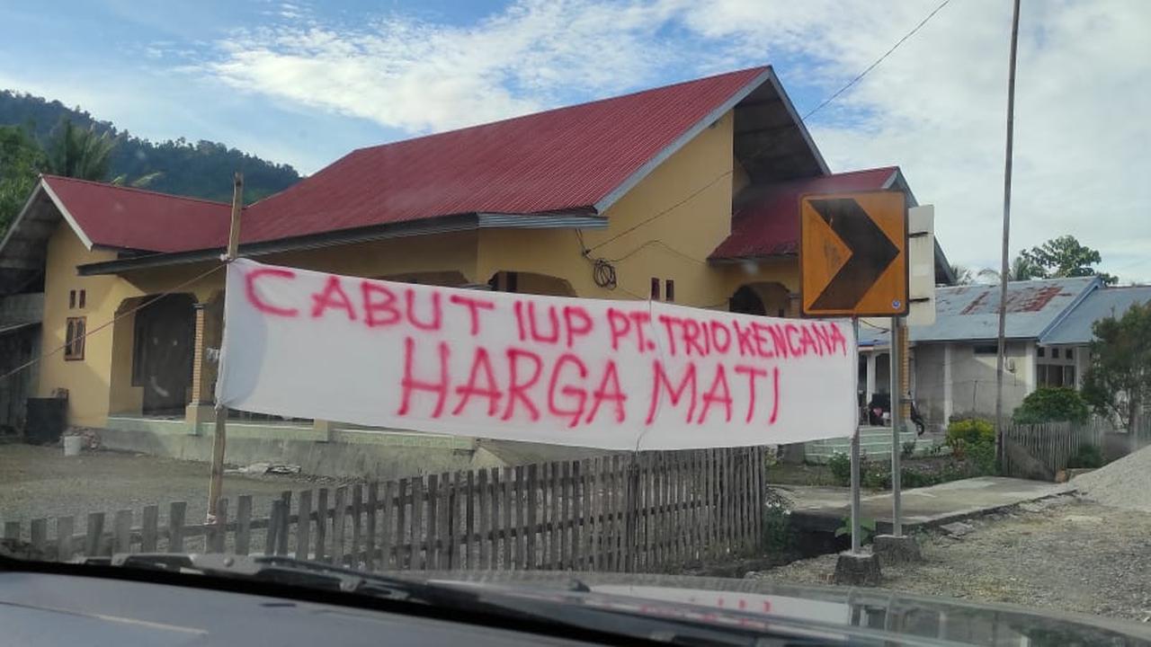 spanduk penolakan perusahaan tambang di Parigi Moutong