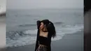 Berfoto di pinggir pantai, aktris sekaligus model itu tampilkan aura mahalnya dengan gaya misterius [@arieltatum]