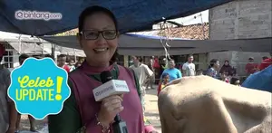 Aliando Syarief ikut berbagi di Hari Raya Idul Adha. Ibunda Aliando, Tengku Resi Revado menceritakan bahwa anaknya tidak tega melihat proses pemotongan.