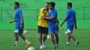 Cristian Gonzales (2kiri) terlihat akrab dengan asisten pelatih pada sesi latihan di Stadion Gajayana, Malang, Senin (23/5/2016). (Bola.com/Iwan Setiawan)