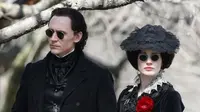 Tom Hiddleston dan Mia Wasikowska terlihat menjadi suami istri yang tinggal di rumah hantu dalam trailer film Crimson Peak.