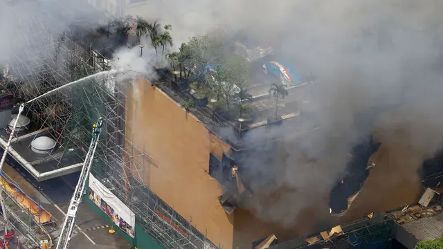 Kebakaran hebat melanda sebuah hotel-kasino di Manila (AP/Bullit Marquez)