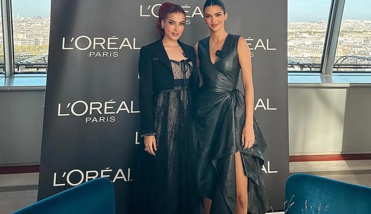 Keduanya pun kompak mengenakan dress serba hitam, Tasya dengan dress lace dipadukan crop top jaket, serta Kendal dress kulit tanpa lengan. [@tasyafarasya]