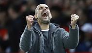 Pelatih Manchester City, Pep Guardiola, merayakan kemenangan atas Manchester United pada laga Premier League di Stadion Old Trafford, Rabu, (24/4). Manchester United takluk 0-2 dari Manchester City. (AP/Martin Rickett)