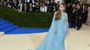 Balutan gaun berwarna biru langit yang dikenakan Jennifer Lopez membuat tampilan kekasih Alex Rodriguez ini begitu elegan. Terlebih dengan rambut panjang berwarna cokelat yang dibiarkannya terurai. (AFP/Bintang.com)