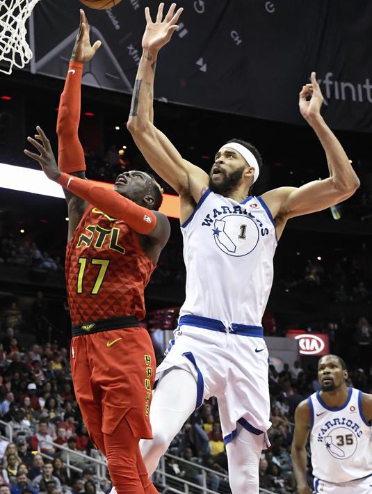 Aksi pemain Atlanta Hawks, Dennis Schroder #17 memasukan bola saat diadang pemain Warriors, JaVale McGee pada laga NBA basketball game  di Philips Arena, Atlanta, (2/3/2018). Warriors menang 114-109. (AP/John Amis)