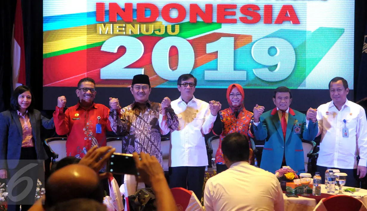 Menkumham, Yasonna Laoly (tengah) bergandeng tangan saat proses verifikasi di Jakarta, (24/5). Kemenkumham akan memverifikasi parpol peserta pemilu 2019, proses verifikasi dimulai dengan pendaftaran parpol sebagai badan hukum. (Liputan6.com/Helmi Afandi)