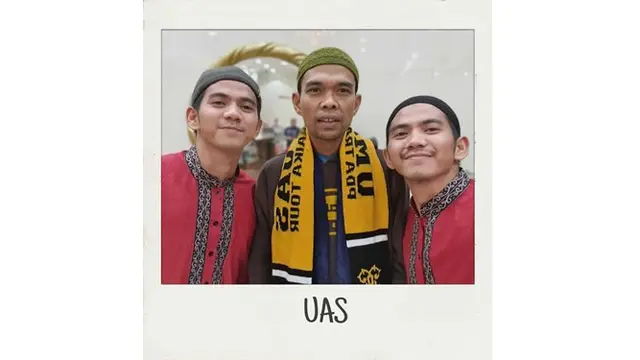 Tak hanya itu, pedangdut kembar ini juga bertemu dengan Ustaz Abdul Somad.