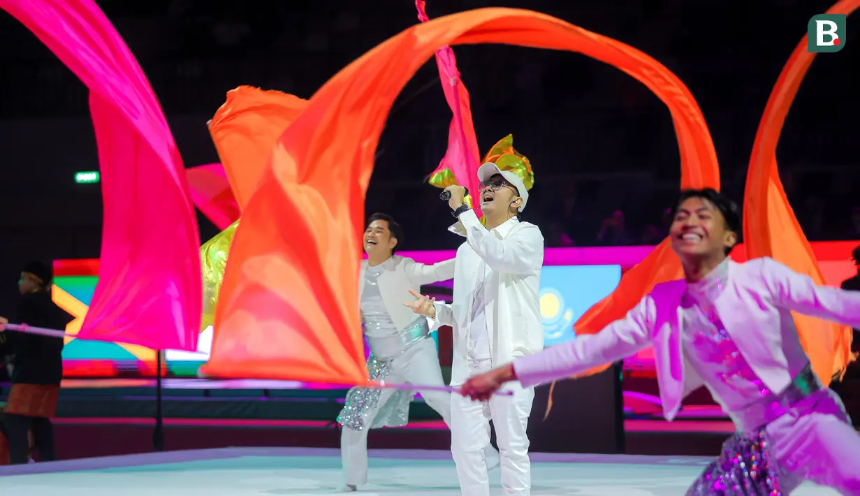 <p>Penampilan penyanyi dan penari saat upacara pembukaan Kejuaraan Dunia Gimnastik 2025 yang berlangsung di Indonesia Arena, Senayan, Jakarta, Minggu (19/10/2025). (Bola.com.Bagaskara Lazuardi)</p>