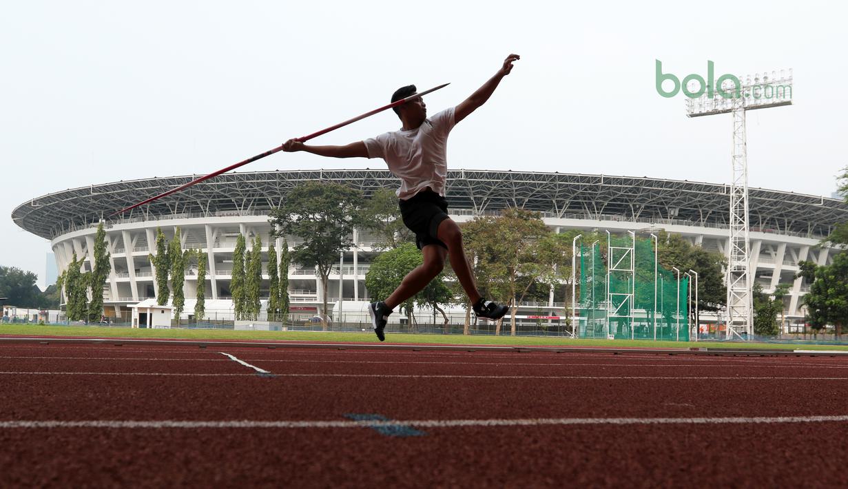 Atlet putra Indonesia, Hafiz melakukan gerakan lemparan saat sesi latihan di Stadion Madya, Jakarta, Kamis (7/6/2018). Latihan tersebut merupakan bagian dari persiapan Asian Games 2018. (Bola.com/Nick Hanoatubun)