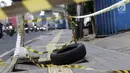 Sebuah ban bekas diletakkan sebagai tanda penutup trotoar yang rusak di kawasan Jalan RS Fatmawati, Jakarta, Selasa (14/7/2019). Dua buah penutup trotoar di Jalan RS Fatmawati rusak parah, kondisi ini membahayakan pejalan kaki, terutama pada malam hari. (Liputan6.com/Helmi Fithriansyah)