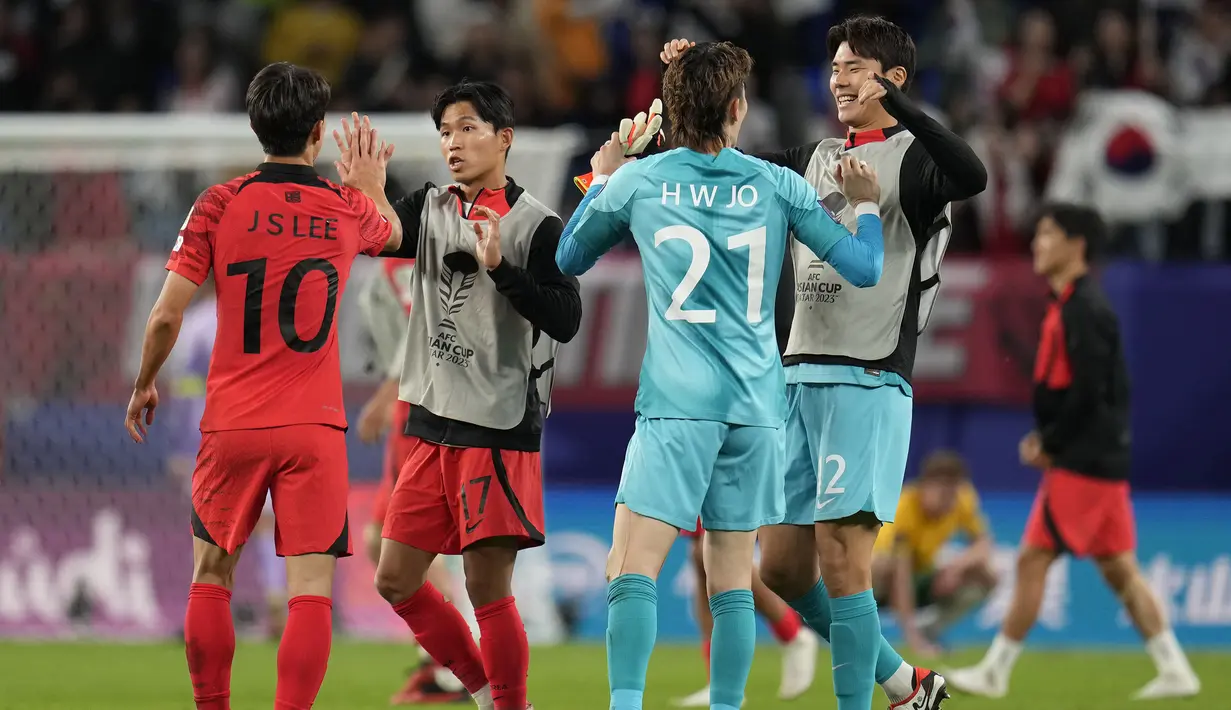 Selebrasi para pemain Timnas Korea Selatan setelah mengalahkan Australia dengan skor 2-1 melalui perpanjangan waktu pada laga perempatfinal Piala Asia 2023 di Al Janoub Stadium, Al Wakrah, Qatar, Jumat (2/2/2024) malam waktu setempat. (AP Photo/Thanassis Stavrakis)