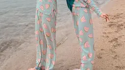 Ketika liburan, Ria dan Teuku Ryan juga sering mengajak Baby Moana kembaran baju. Ketika sedang berada di pantai, mereka tampak mengenakan baju dengan motif semangka. Baby Moana berhasil bikin gemas.(Liputan6.com/IG/@riaricis1795)