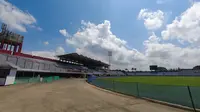 Stadion Kapten I Wayan Dipta saat revitalisasi untuk Piala Dunia U-20 pada Juni 2021. Setelah selesai direvitalisasi, Stadion Dipta sempat digunakan di sepanjang 2022. Namun, pada putaran kedua BRI Liga 1 2022/2023, stadion ini tidak boleh digunakan kembali hingga Piala Dunia U-20 usai. (Bola.com/Maheswara Putra)