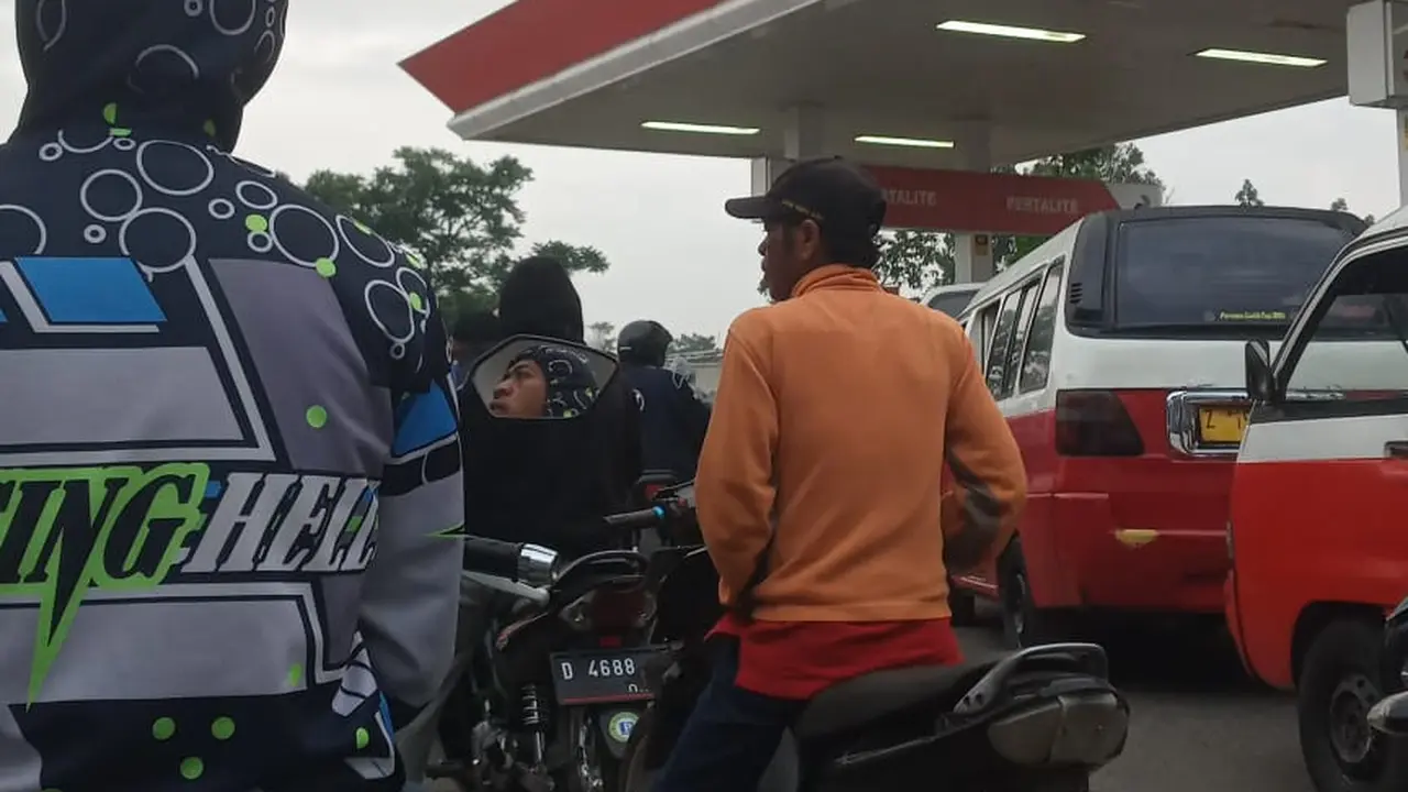 Antrian kendaraan angkot Garut, Jawa Barat di salah satu stasiun pengisian bahan bakar setelah pengumuman kenaikan BBM oleh pemerintah. (Liputan6.com/Jayadi Supriadin)