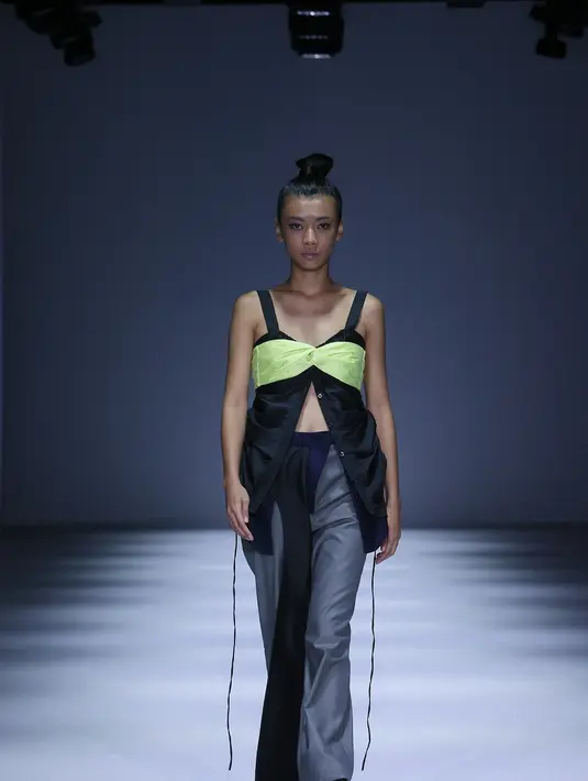 Eldyra Taya, Creative Director Masou Atelier, menjelaskan bagaimana ia bersama timnya meng-highlight hal-hal yang memantik rasa bahagia di masa kecil. (JFW).