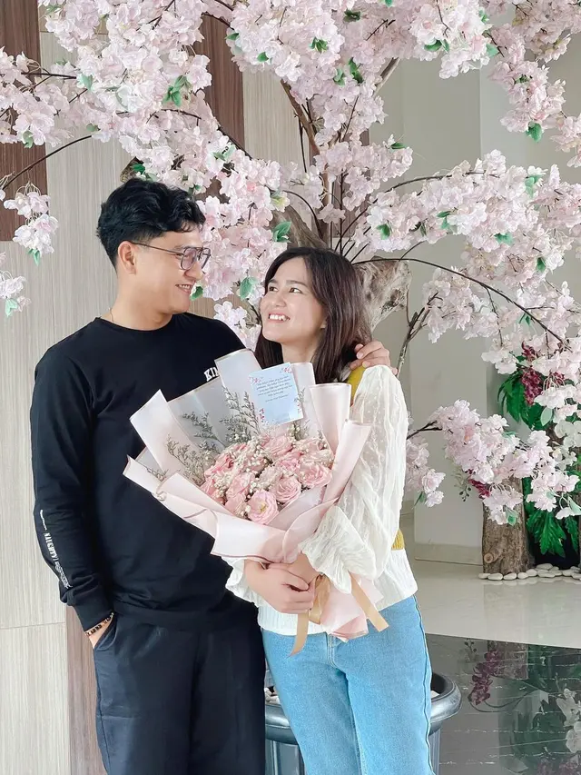 6 Potret Lamaran Masayu Clara dan Qausar Harta, Beri Vespa Klasik Buat Seserahan