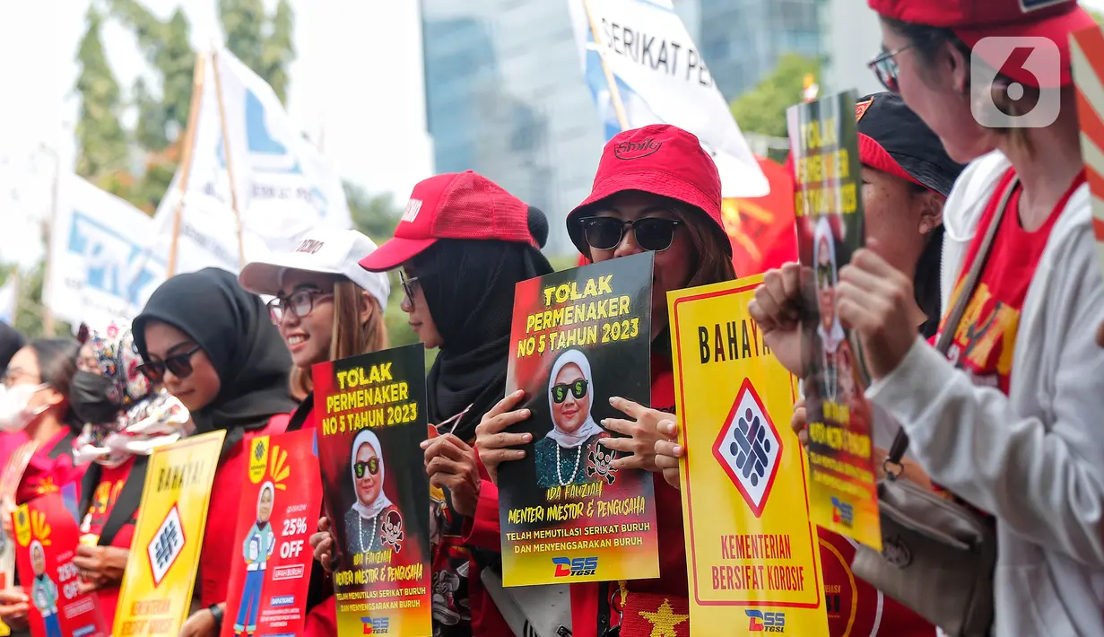 Dalam aksinya tersebut mereka meminta Kemnaker mencabut permenaker NO.5 2023 dan menolak pemotongan upah 25 persen. (Liputan6.com/Angga Yuniar)