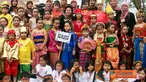 Citizen6, Solo: Salah satu peserta karnaval, murid-murid SD Kleco yang menggunakan baju daerah berfoto bersama para guru. (Pengirim: Sugeng Santoso)