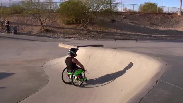 Aaron Fotheringham atlet olah raga ekstrim difabel mampu melakukan aksi jungkir balik seperti backflip dengan kursi rodanya.