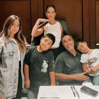 Gaya Nia Ramadhani rayakan ulang tahun ke-33, credit: Instagram (@ramadhaniabakrie)