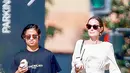 Angelina Jolie sendiri tertangkap kamera pergi jalan-jalan bersama dengan Pax untuk beli es krim pada 9 September lalu. (JAVILES/BRUCE/WCP / BACKGRID/HollywoodLife)