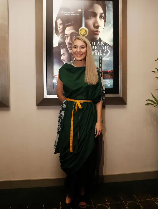 “Lewatin cermin di kamar kaget, kirain ada orang di kamar, ternyata itu gue hahaha, itu bego banget,” kata Hannah Al Rashid di acara Premier BTDL 2, XXI Plaza Indonesia, Jakarta Selatan, Sabtu (3/12) malam. (Nurwahyunan/Bintang.com)