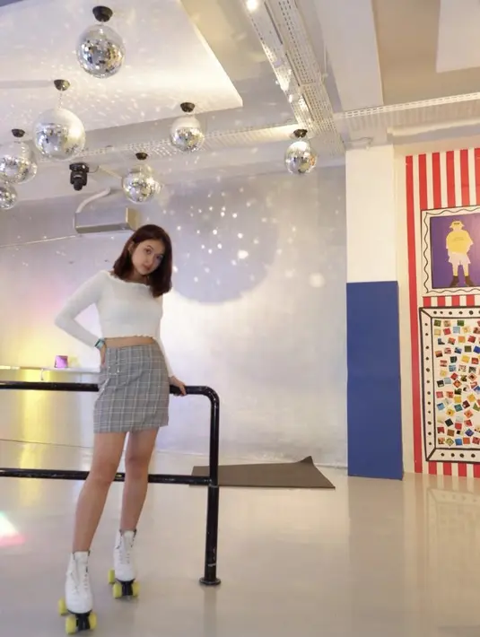 Becca juga tampil dengan crop top lengan panjang dipadukan mini skirt abu-abu motif geometris.  (@rklopperr)