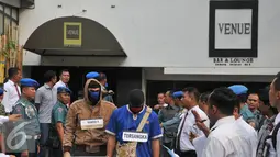 Tersangka JL mengikuti proses rekonstruksi pembunuhan aktivis Jopi Peranginangin, Kemang, Jakarta, Kamis (11/06/2015). Proses rekonstruksi tersebut terdiri dari 31 reka adegan yang diperankan oleh tersangka dan saksi-saksi. (Liputan6.com/Andrian M Tunay)