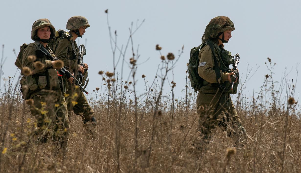Tentara wanita Israel dari Batalion Bardalas melakukan penyisiran saat menjalani latihan di sebuah kamp militer di dekat Yoqne'am Illit, Israel Utara, (13/9). Batalion Bardales resmi beroperasi pada Juli 2015. (AFP Photo/Jack Guez)