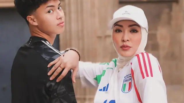 Angelina Sondakh dan Keanu Massaid di Barcelona (Instagram/angelinasondakh09)