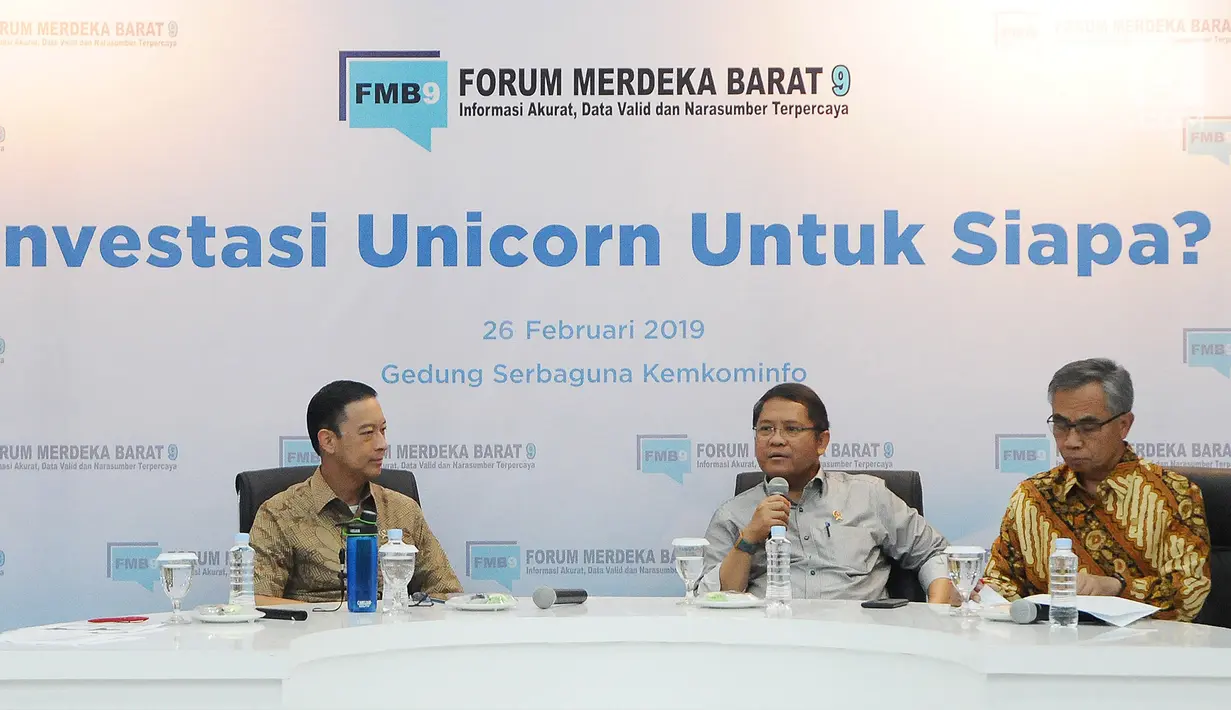 Menkominfo Rudiantara (tengah), Ketua Dewan Komisioner OJK Wimboh Santoso (kanan) dan Kepala BKPM Thomas Lembong  dalam diskusi Forum Merdeka Barat (FMB) 9 bertajuk 'Investasi Unicorn untuk Siapa?' di Jakarta, Selasa (26/2). (Liputan6.com/Herman Zakharia)