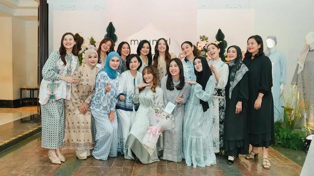 6 Potret Artis di Acara Kolaborasi Busana Koleksi Ramadhan Ayu Dewi, Ada Geng Cendol