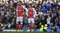 Pemain Arsenal, Olivier Giroud dan Mesut Ozil, tampak kecewa usai kalah dari Chelsea. Satu-satunya gol Arsenal dicetak oleh Giroud pada menit ke 90' yang memanfaatkan umpan dari Nacho Monreal. (EPA/Will Oliver)