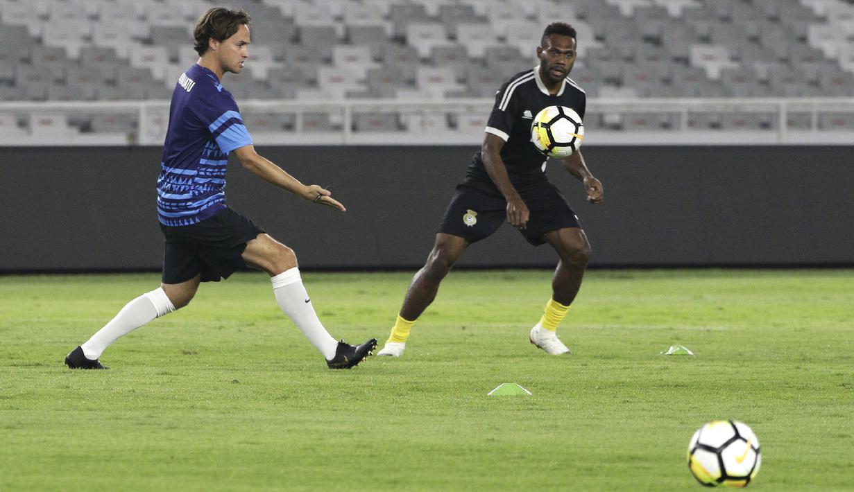 Pelatih Vanuatu, Paul Munster, memberikan instruksi kepada pemainnya saat latihan di SUGBK, Jakarta, Jumat (14/6). Latihan ini persiapan jelang laga persahabatan melawan Timnas Indonesia. (Bola.com/Yoppy Renato)