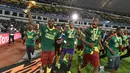 Bek Kamerun, Michael Ngadeu-Ngadjui mengangkat piala saat merayakan kemenangan atas Mesir pada laga final Piala Afrika 2017 di Stade de I'Amitie, Gabon, Minggu (5/2). Kamerun meraih gelar kelima Piala Afrika usai menang 2-1 atas Mesir. (ISSOUF SANOGO/AFP)